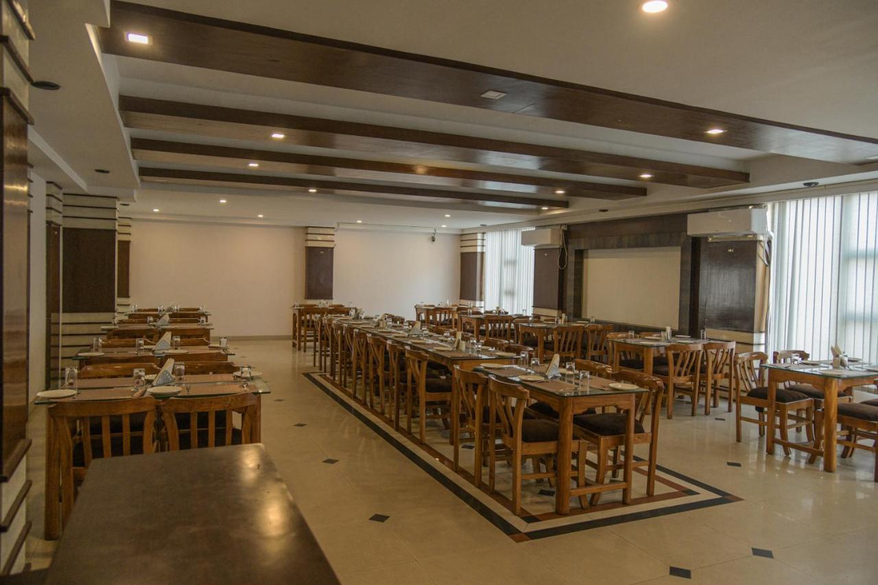 Hotel Earl Grey Jorhāt Екстериор снимка