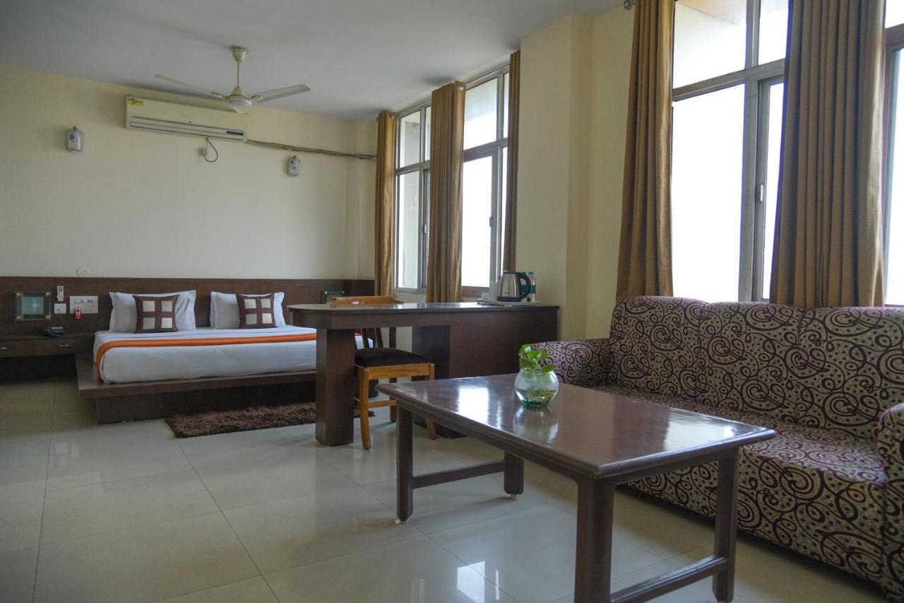 Hotel Earl Grey Jorhāt Екстериор снимка