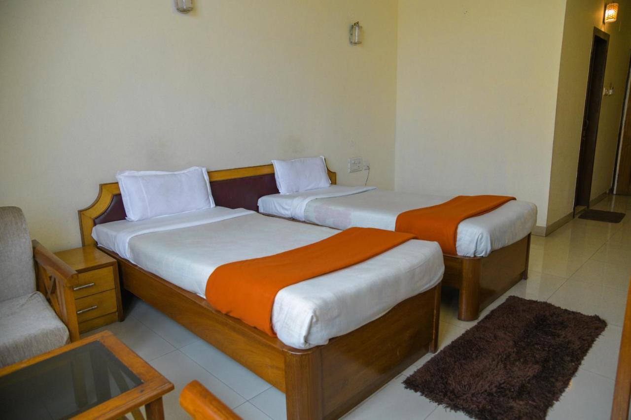 Hotel Earl Grey Jorhāt Екстериор снимка
