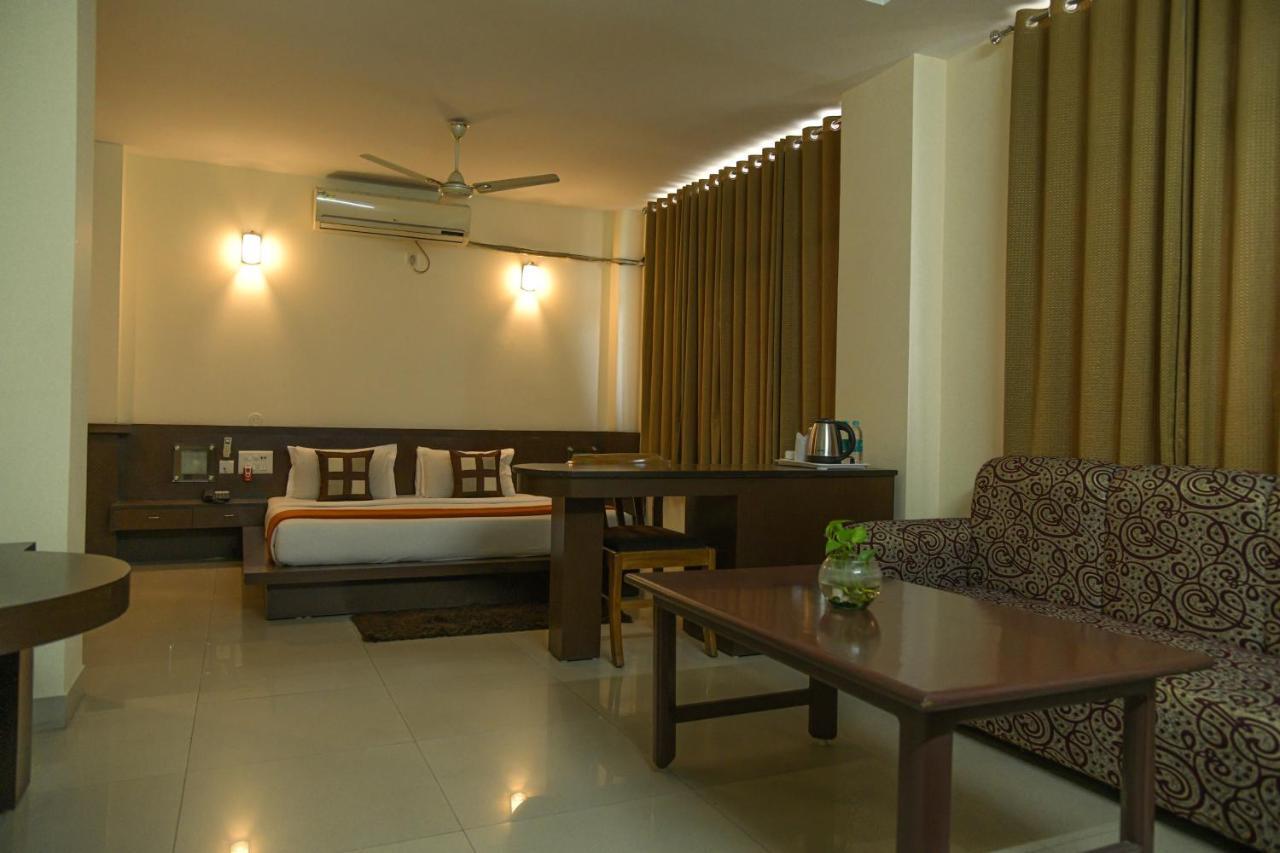 Hotel Earl Grey Jorhāt Екстериор снимка