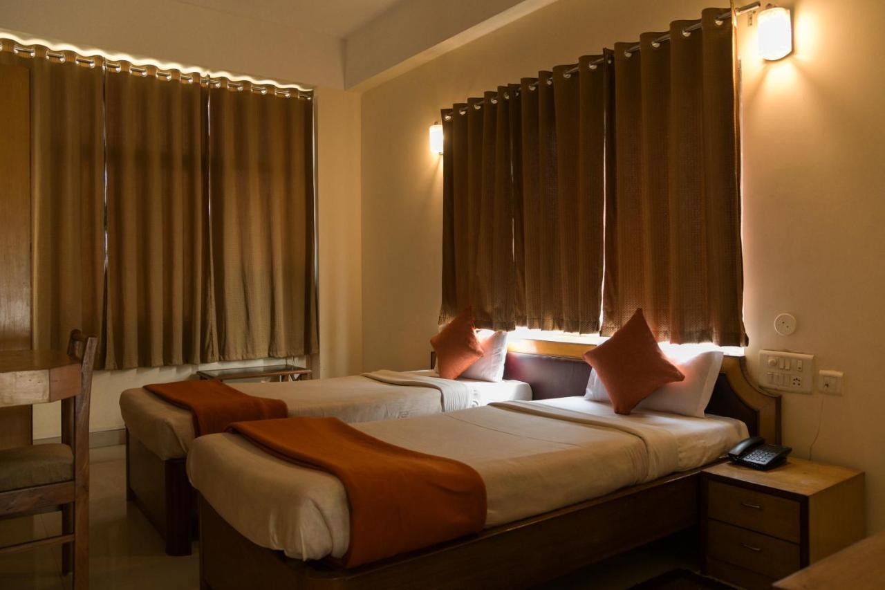 Hotel Earl Grey Jorhāt Екстериор снимка
