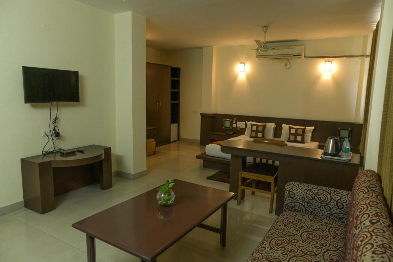 Hotel Earl Grey Jorhāt Екстериор снимка