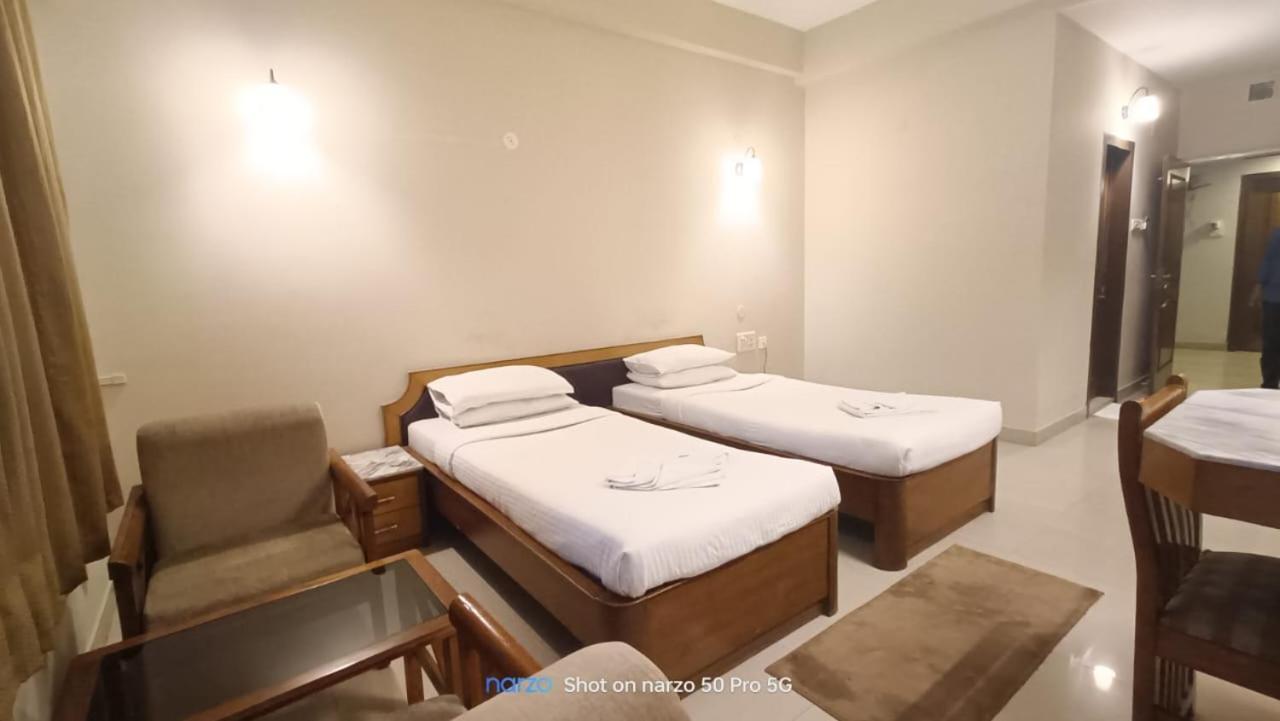 Hotel Earl Grey Jorhāt Екстериор снимка