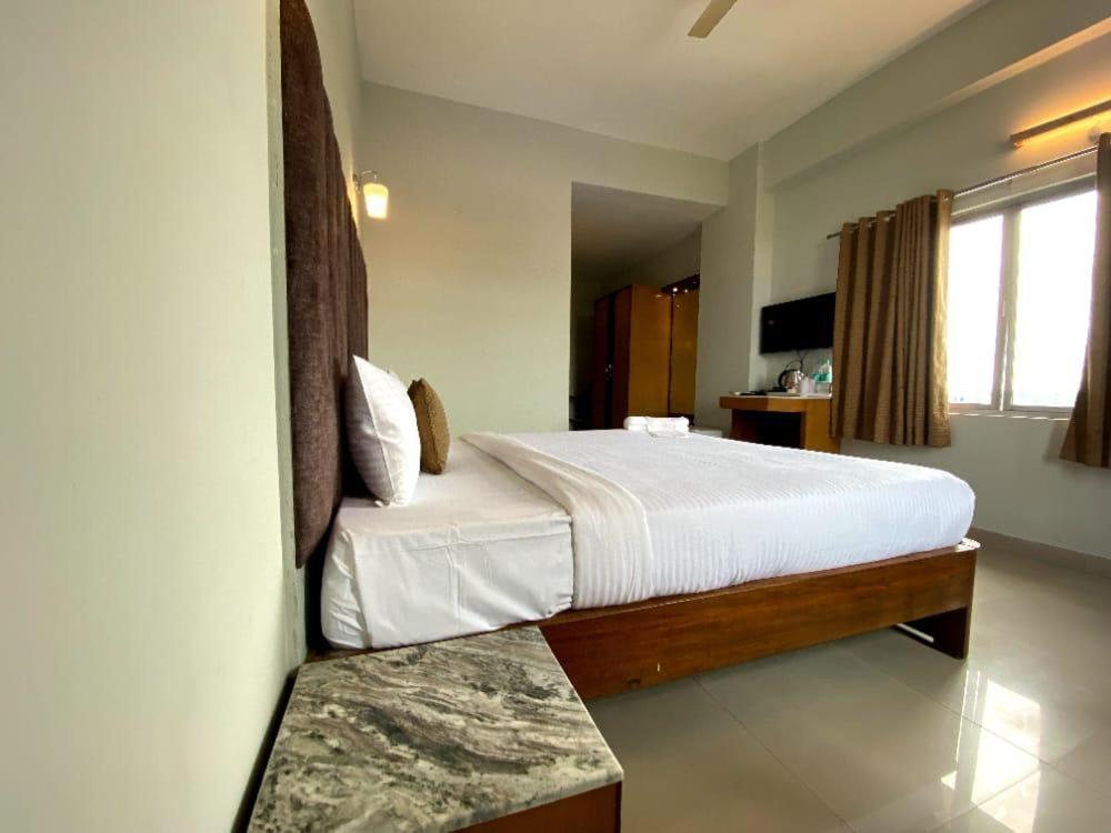 Hotel Earl Grey Jorhāt Екстериор снимка