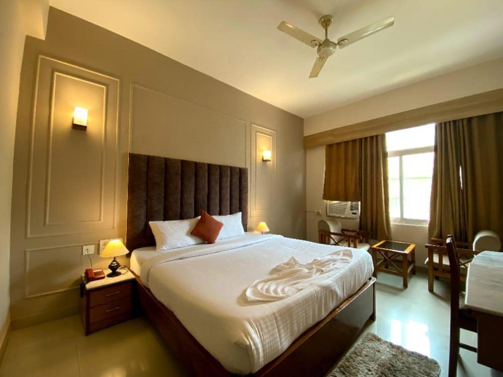 Hotel Earl Grey Jorhāt Екстериор снимка