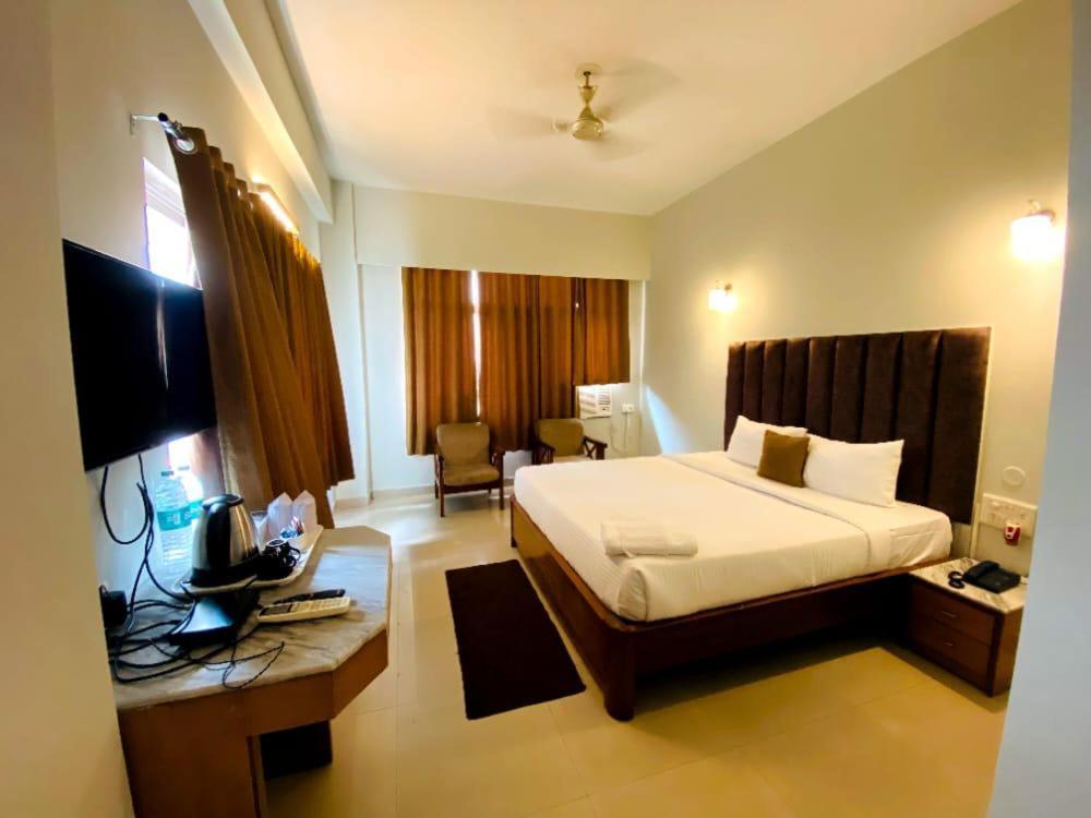 Hotel Earl Grey Jorhāt Екстериор снимка