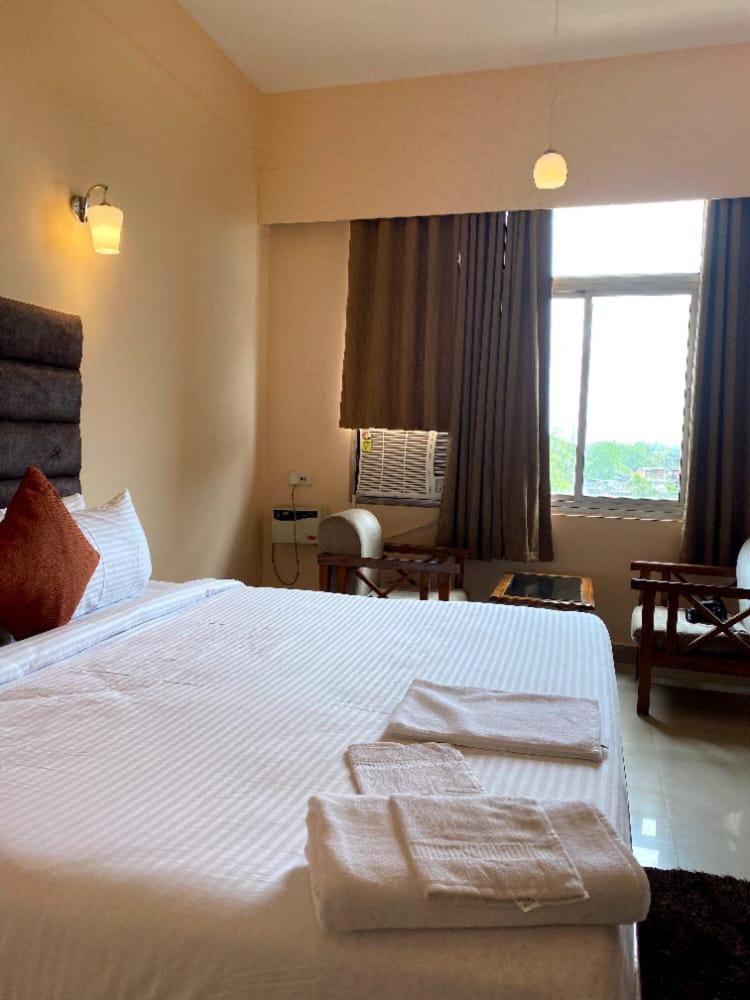 Hotel Earl Grey Jorhāt Екстериор снимка
