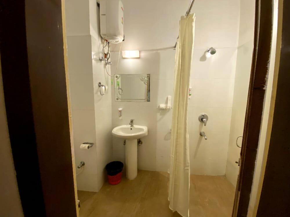 Hotel Earl Grey Jorhāt Екстериор снимка