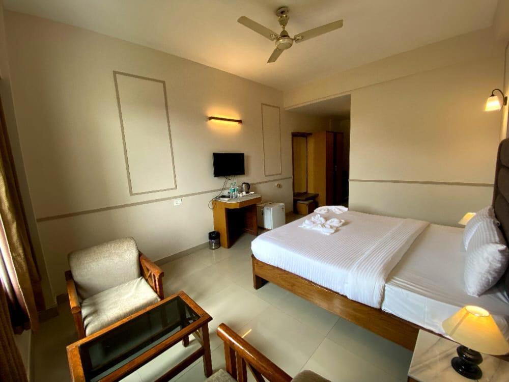Hotel Earl Grey Jorhāt Екстериор снимка