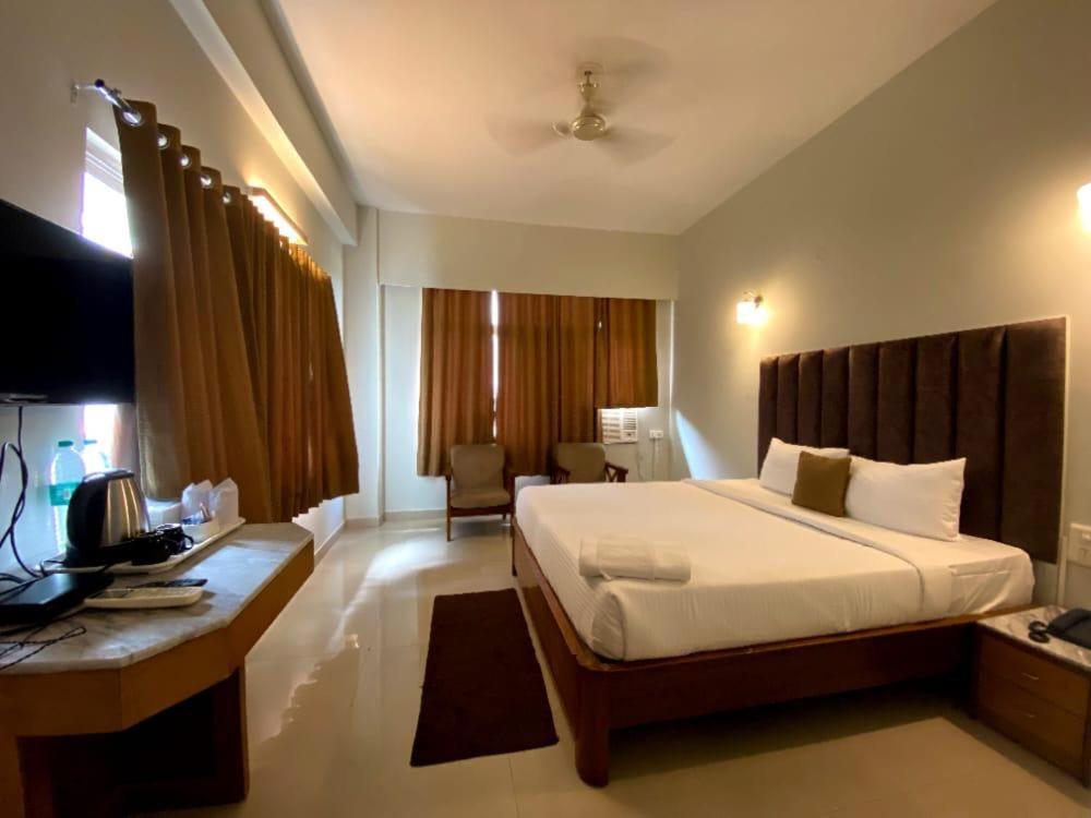 Hotel Earl Grey Jorhāt Екстериор снимка